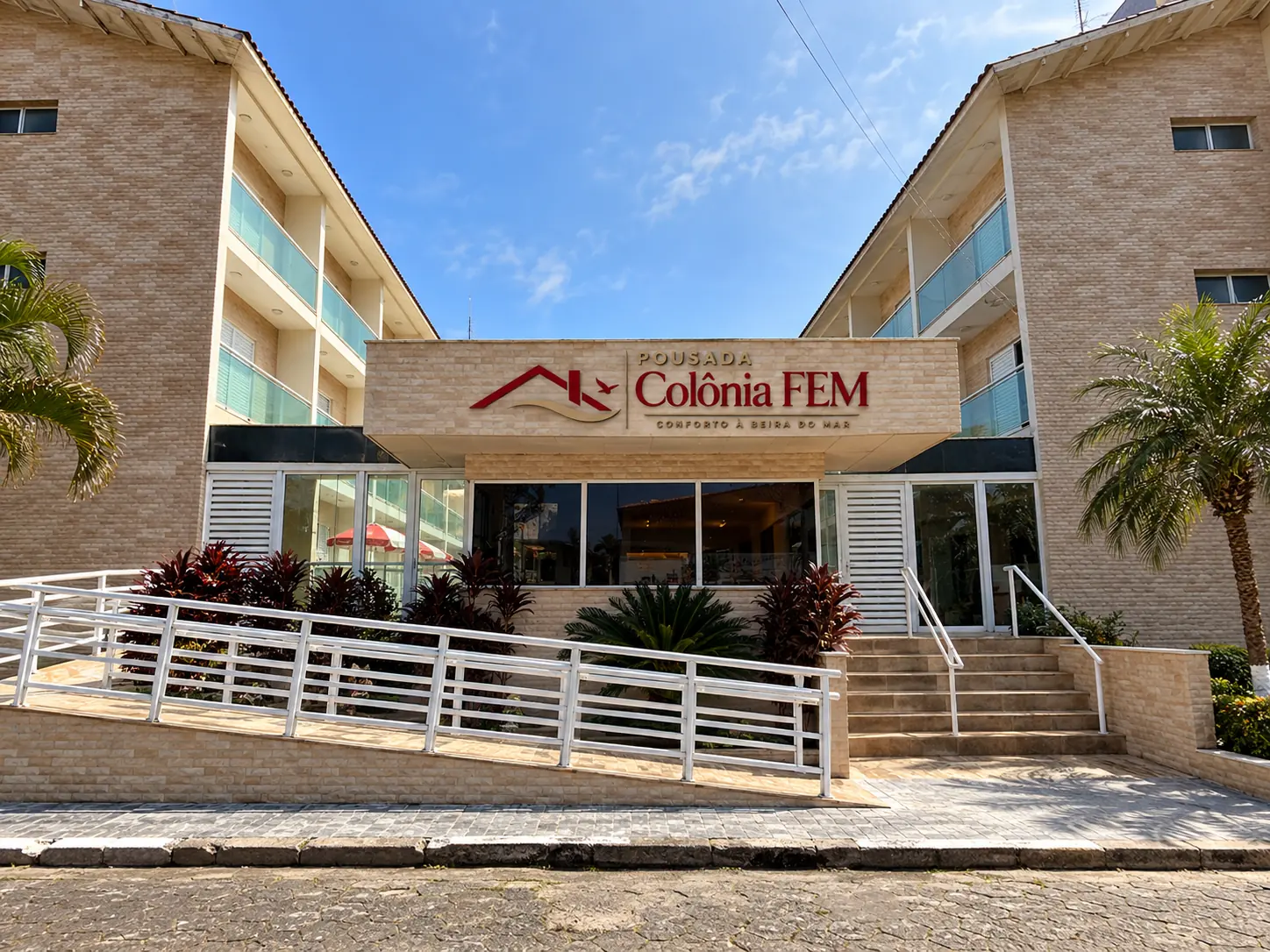 Fachada da Pousada Colônia FEM com a marca aplicada